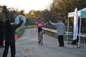 3e manche omnium genevois de cyclo-cross, l'arrivée victorieuse de Jeremy Montauban